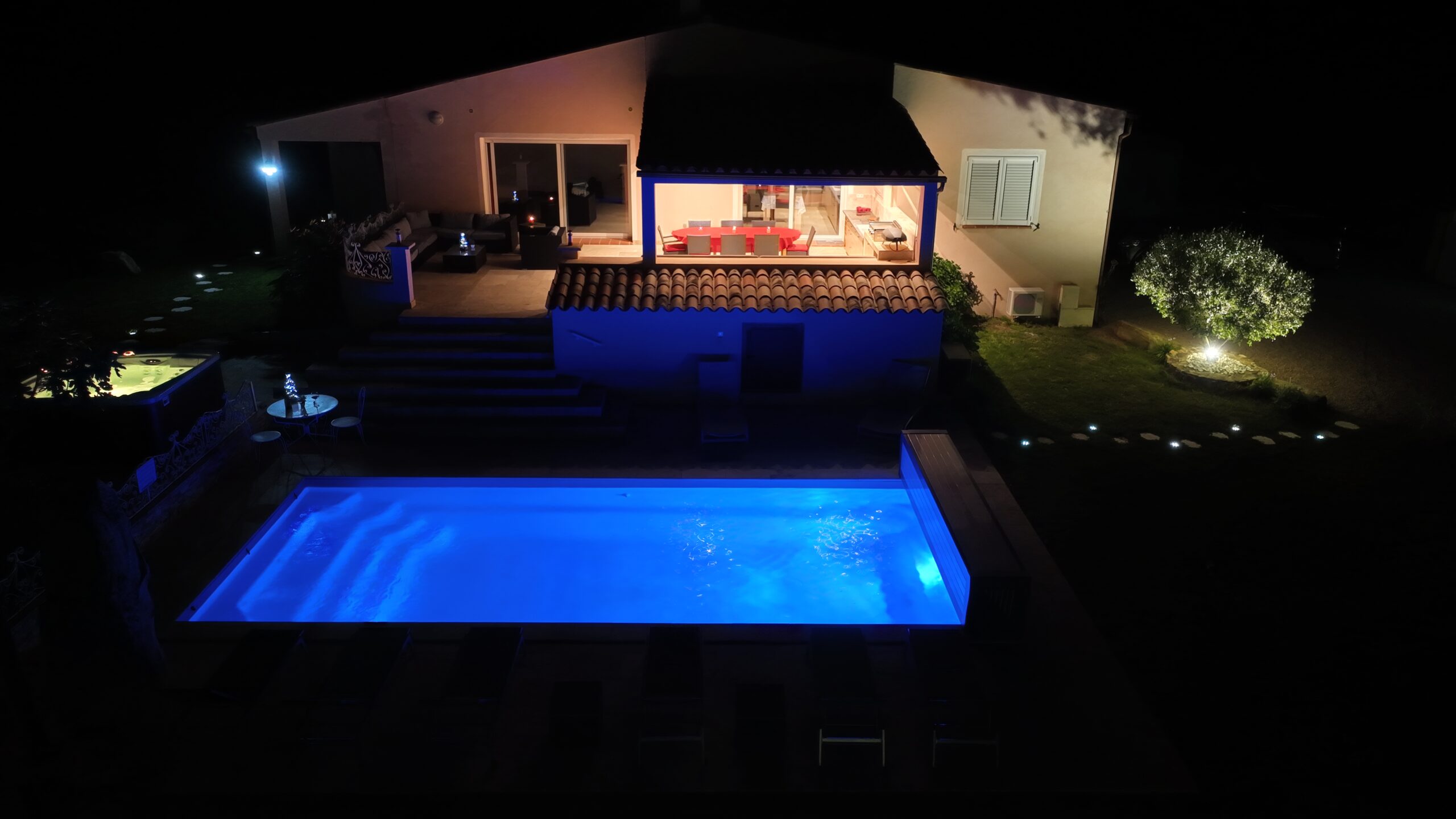 Vue d'ensemble de la villa de nuit