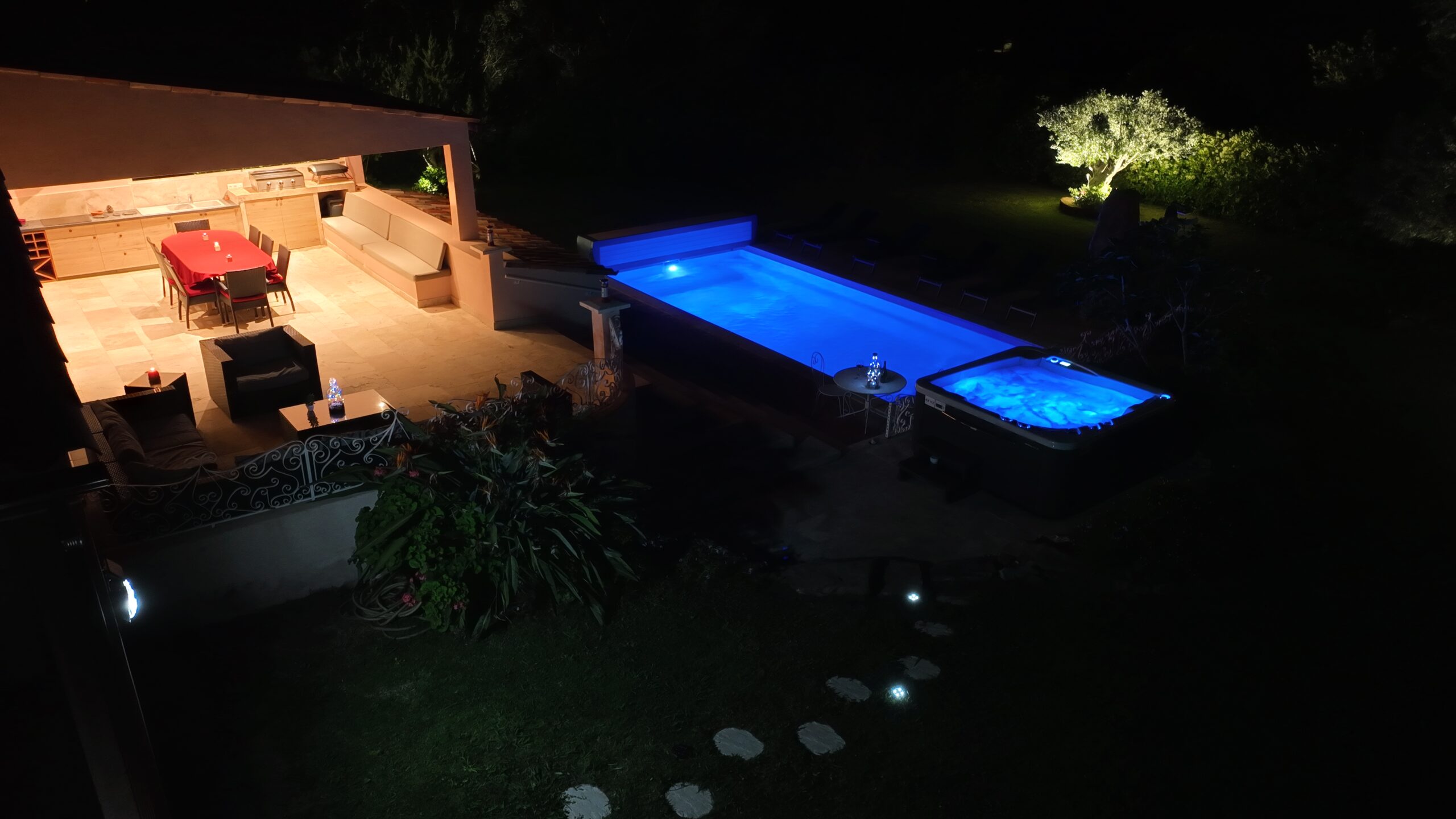 Piscine et terrasse de nuit